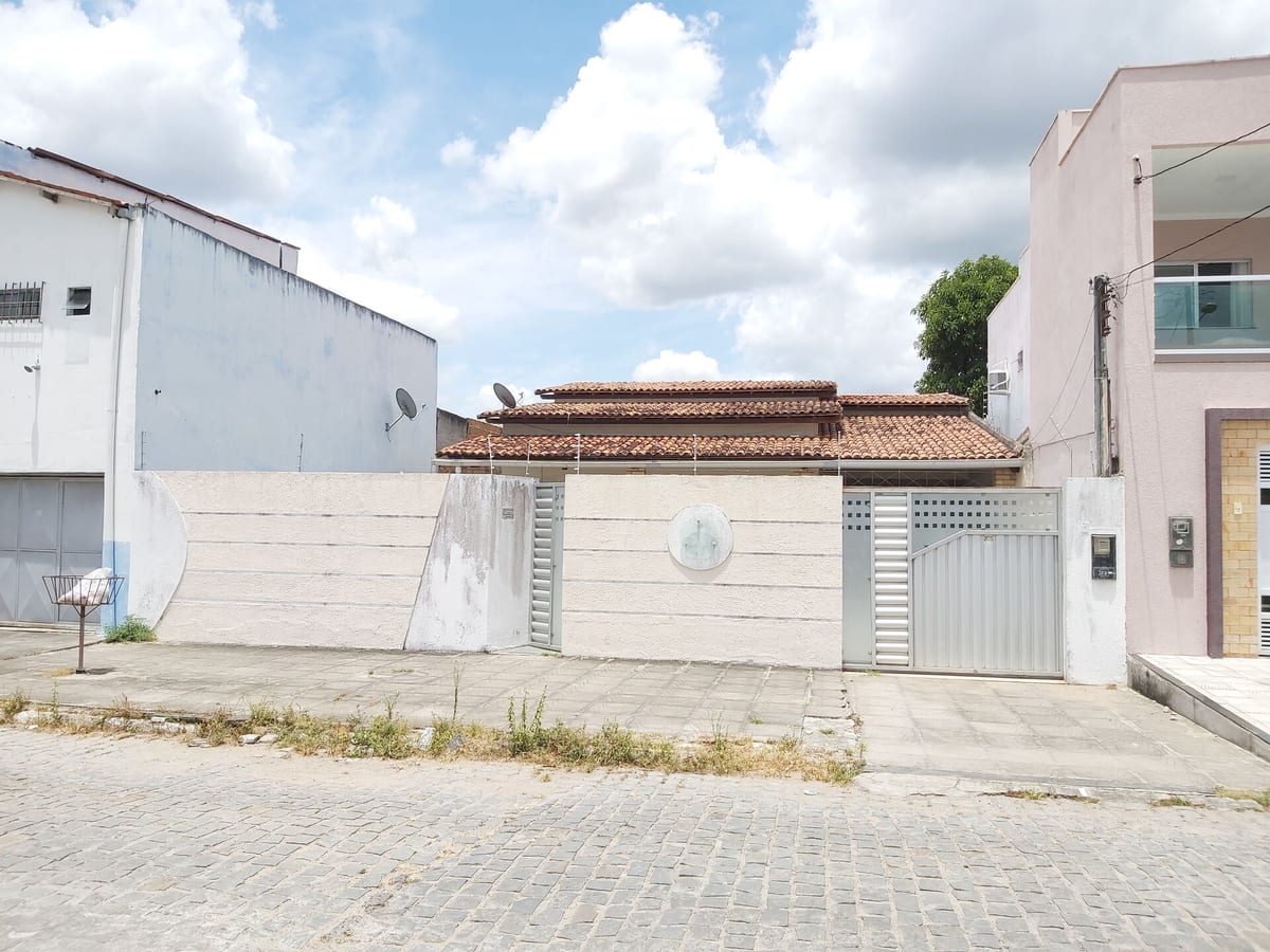 Casa em Campo Limpo, Feira de Santana.