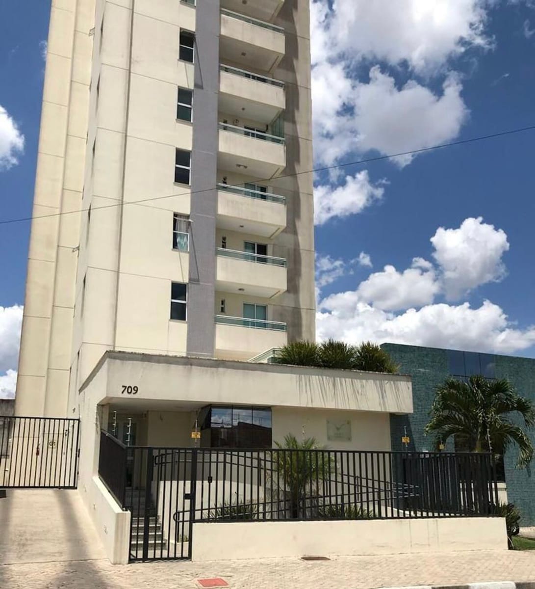 Apartamento à venda em Santa Mônica, Feira de Santana - Condomínio fechado com piscina e elevador